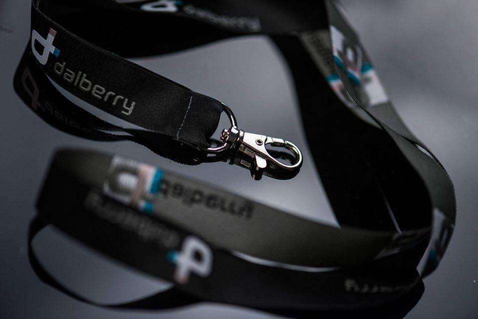 Ecusoane gravate ecusoane personalizate cu log si nume material auriu lucios auriu mat durabil perfect pentru colaboratori si colegi